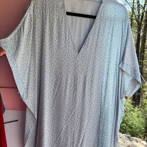 Jodifl V-Neck Women's Top in Light Blue Leopard Print